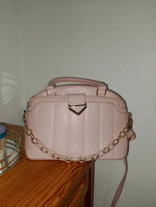 Bolso rosa con cadena dorada