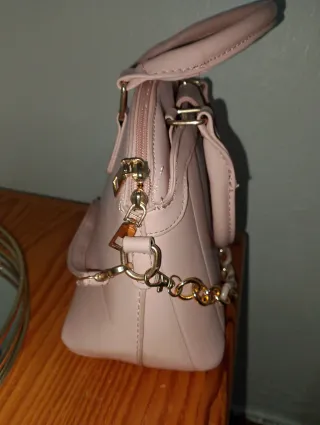 Bolso rosa con cadena dorada