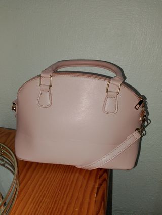 Bolso rosa con cadena dorada