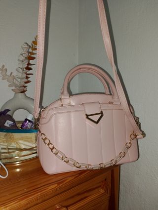 Bolso rosa con cadena dorada