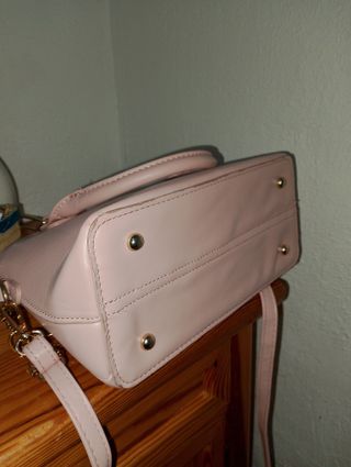 Bolso rosa con cadena dorada
