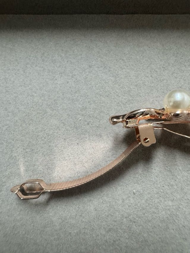 Gancho de cabelo folha pérola dourado