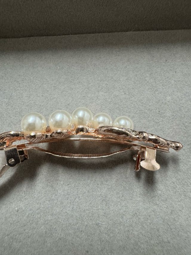 Gancho de cabelo folha pérola dourado