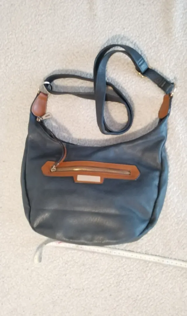 Bolso azul y marrón