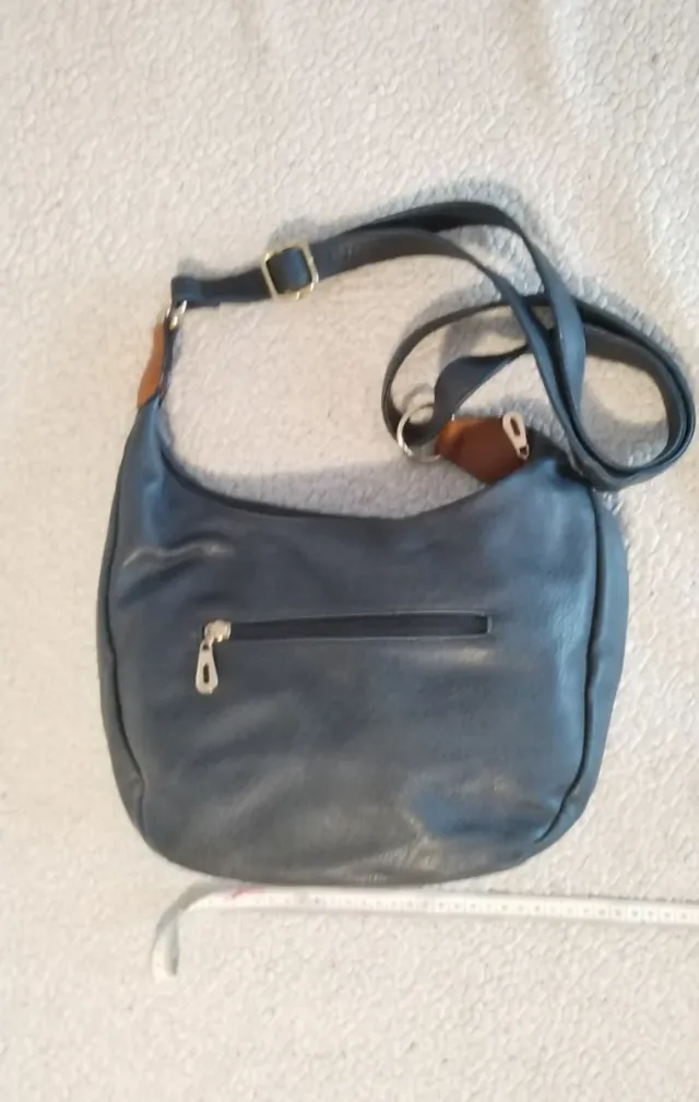 Bolso azul y marrón