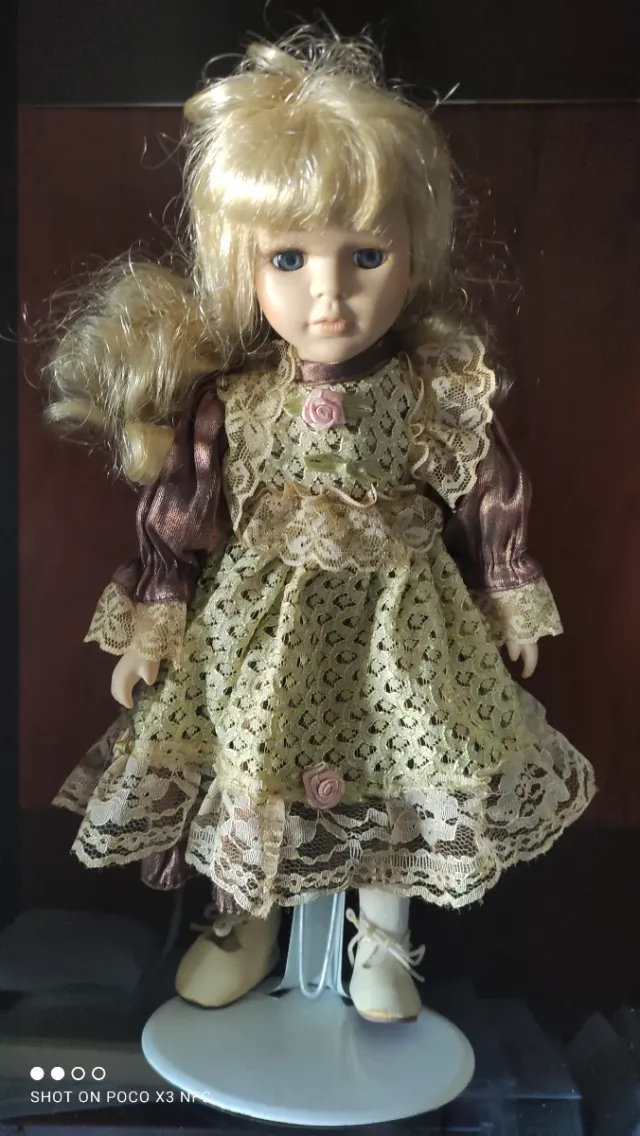 Muñeca de porcelana rubia con vestido