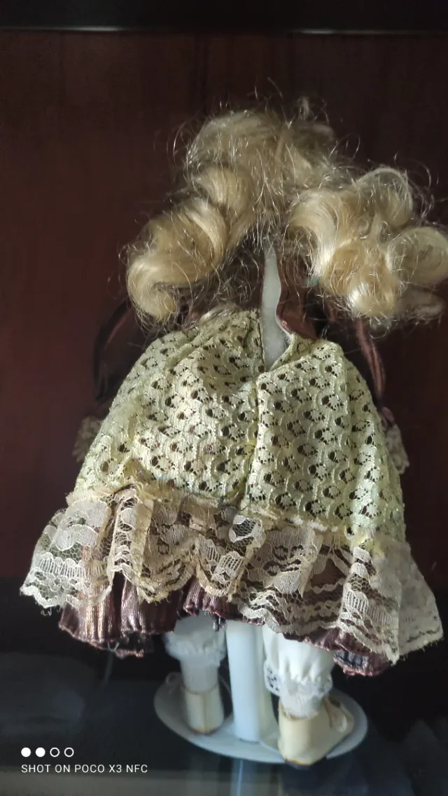 Muñeca de porcelana rubia con vestido