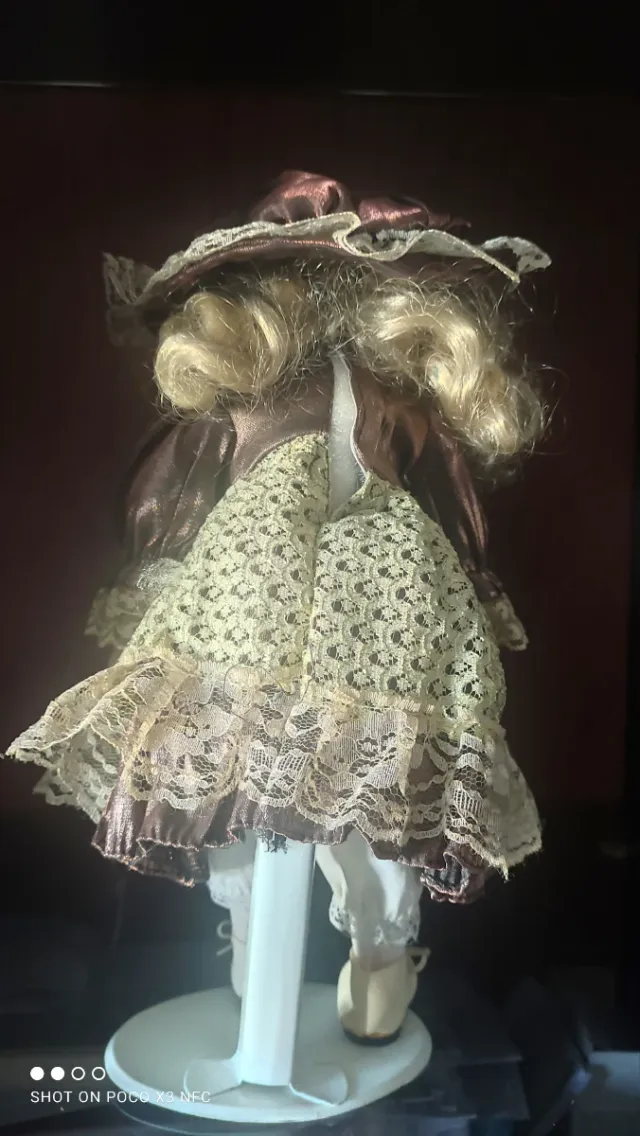 Muñeca de porcelana rubia con vestido