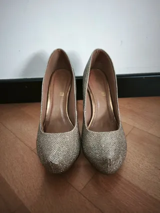 Zapatos de tacón dorados y plateados