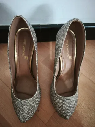 Zapatos de tacón dorados y plateados