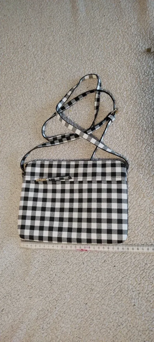 Bolso de cuadros blanco y negro