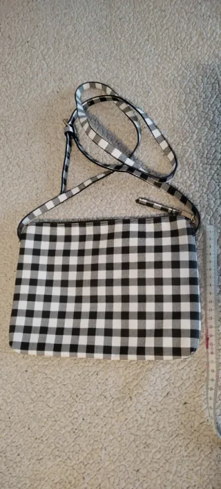 Bolso de cuadros blanco y negro
