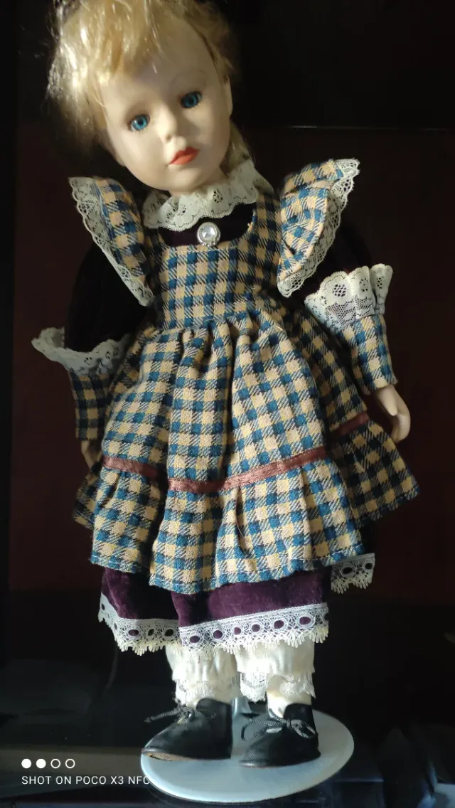 Muñeca de porcelana vintage