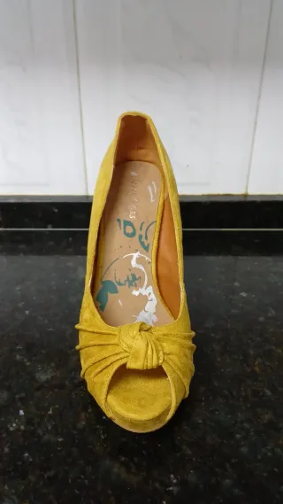 Zapatos de tacón amarillos piel de ante