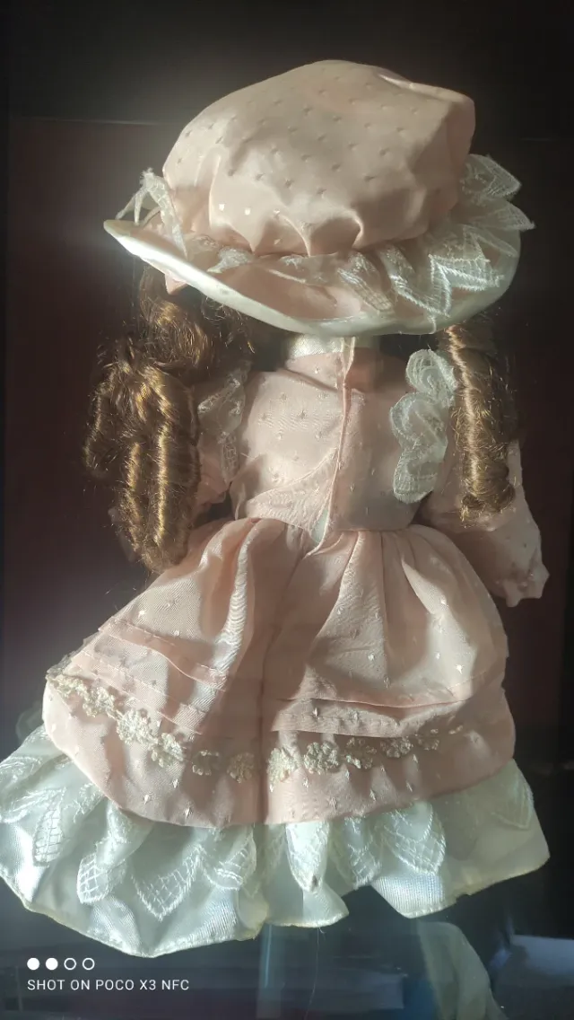 Muñeca de porcelana vintage