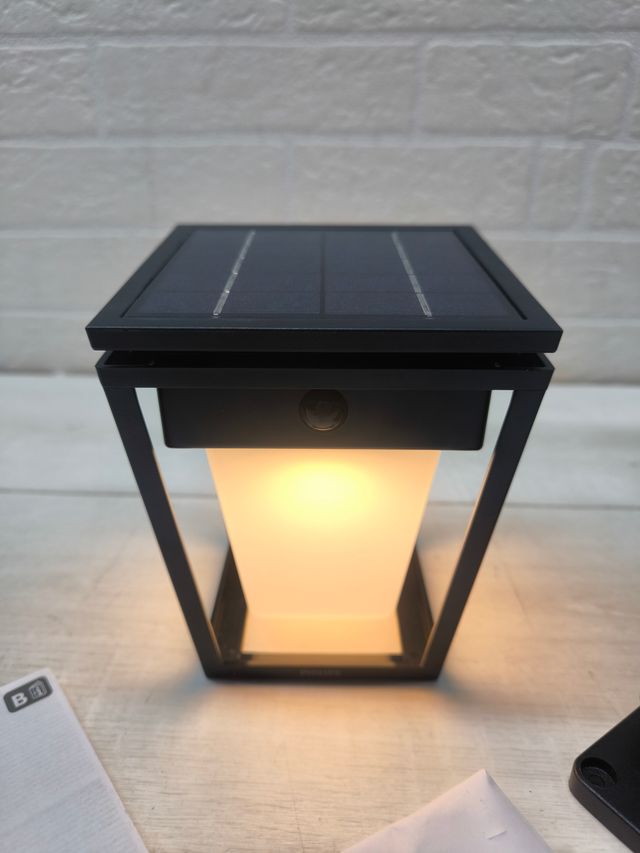 Lampada da parete solare esterna Philips Nissa con sensore di movimento Ultra Efficiente, 3000K