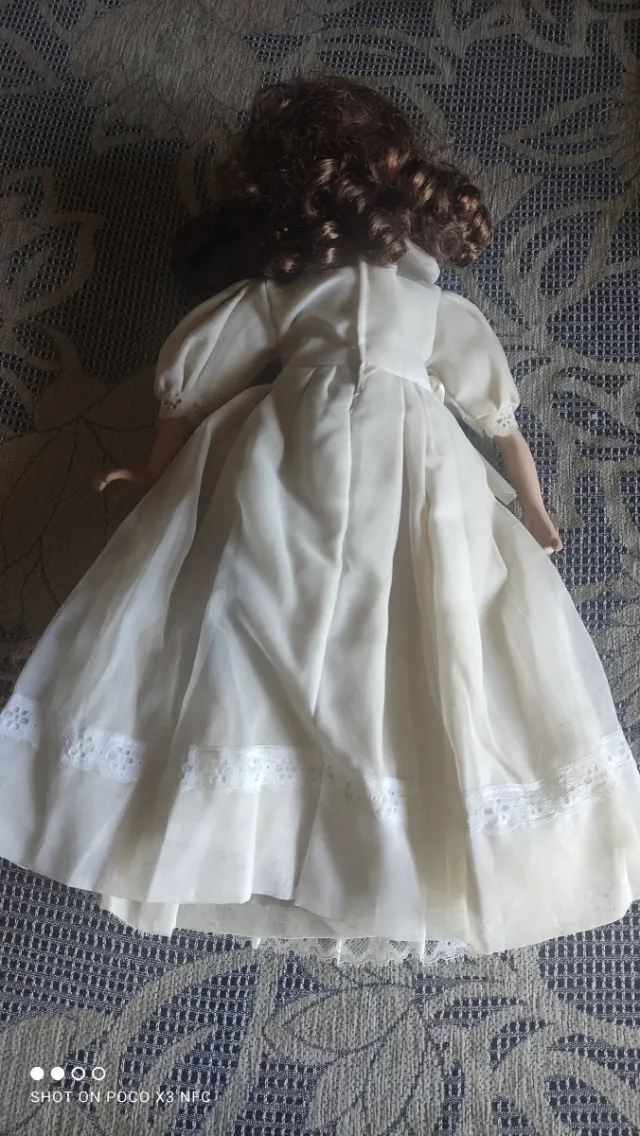 Muñeca de porcelana vintage