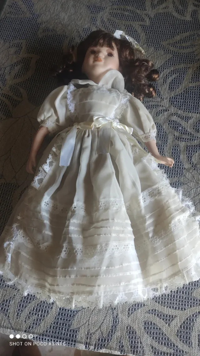 Muñeca de porcelana vintage