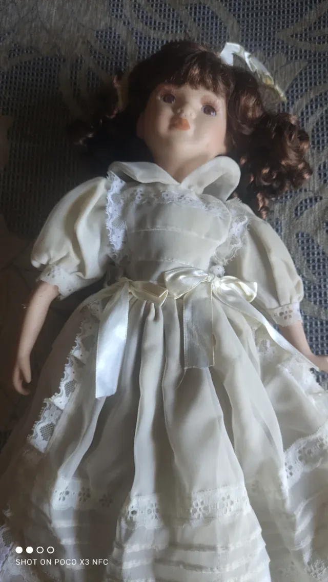 Muñeca de porcelana vintage