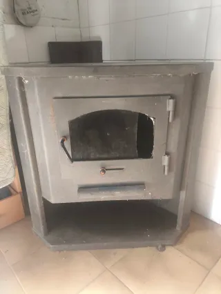 Estufa de leña metálica