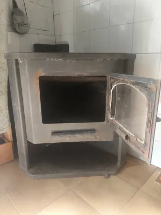 Estufa de leña metálica