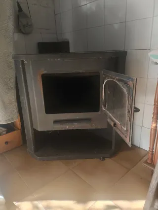 Estufa de leña metálica