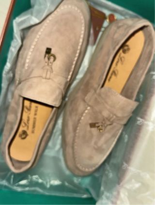 Mocasines Loro Piana Beige con Detalle Dorado