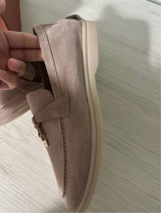 Mocasines Loro Piana Beige con Detalle Dorado