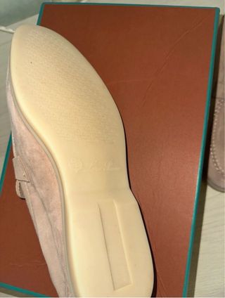 Mocasines Loro Piana Beige con Detalle Dorado