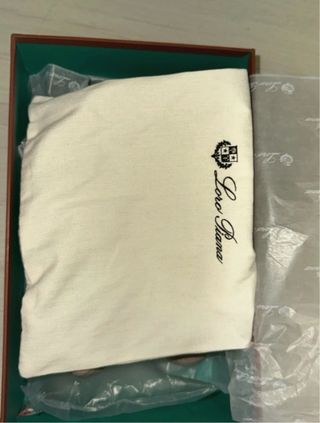 Mocasines Loro Piana Beige con Detalle Dorado