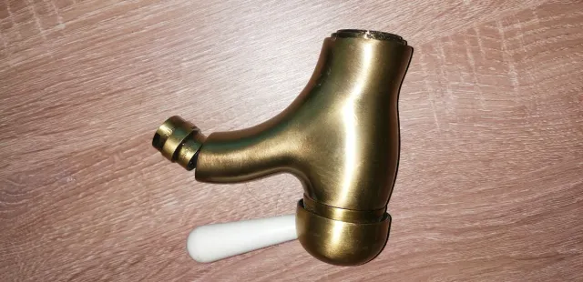 Grifo de lavabo dorado y blanco