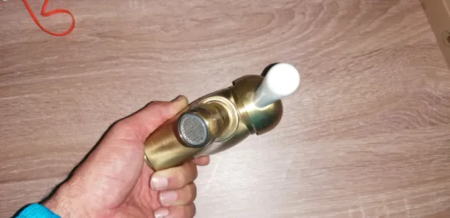 Grifo de lavabo dorado y blanco