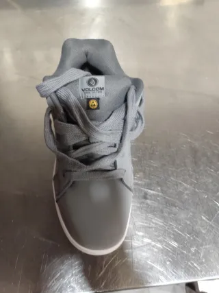 Zapatos Volcom Grises y Blancos