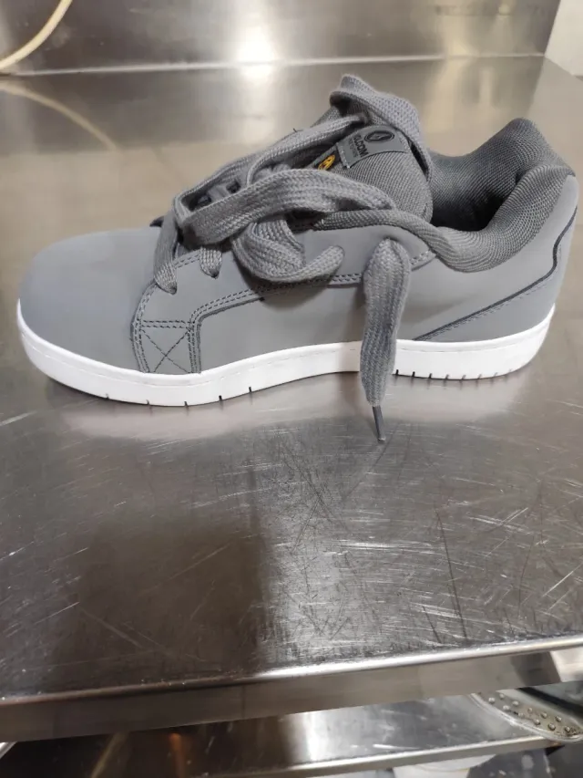 Zapatos Volcom Grises y Blancos