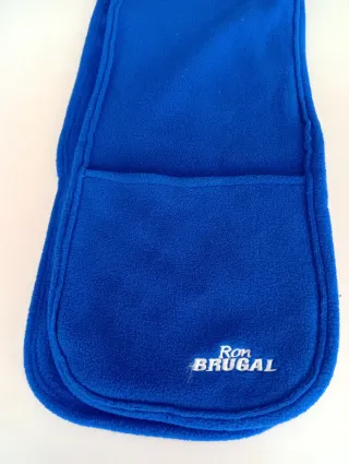Bufanda azul Ron Brugal con bolsillo