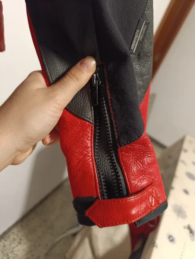 Chaqueta Biker Piel Negra y Roja con Protecciones