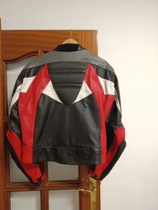 Chaqueta Biker Piel Negra y Roja con Protecciones