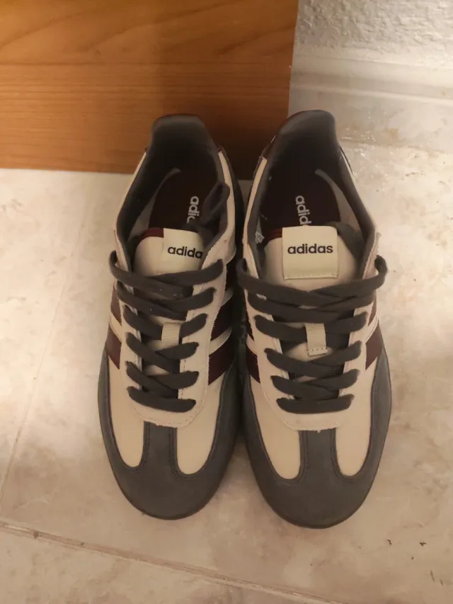 Zapatillas Adidas Beige y Gris