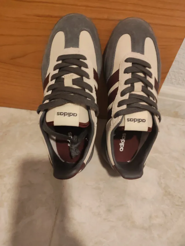 Zapatillas Adidas Beige y Gris