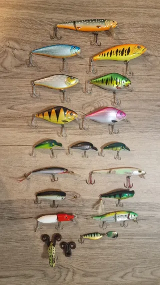 Lote 19 señuelos pesca variados para agua dulce.