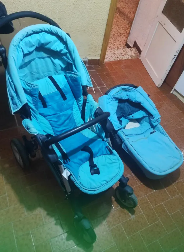 Carrinho e alcofa azul para bebê