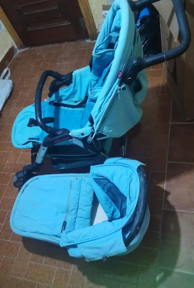 Carrinho e alcofa azul para bebê
