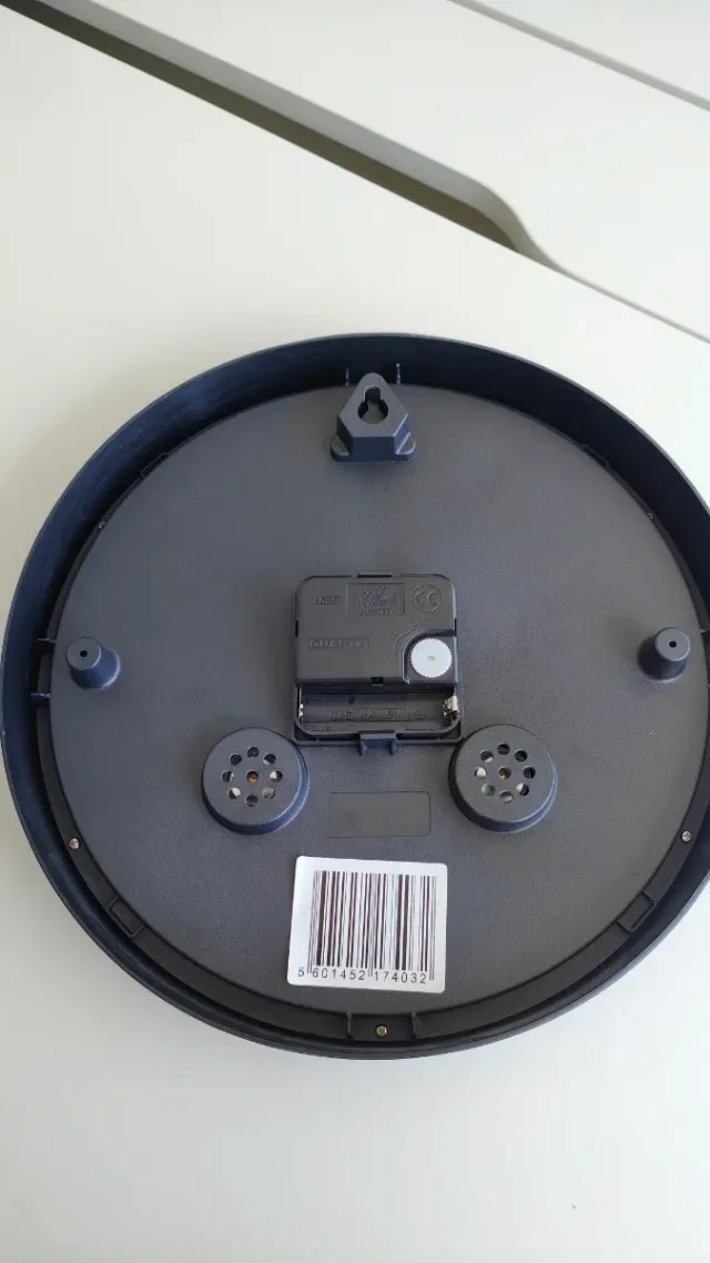 Reloj de pared negro con termómetro