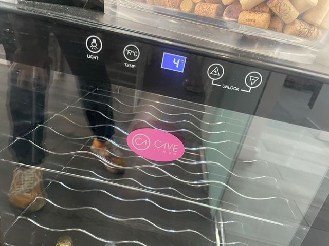 Vinoteca CAVE con 24 botellas