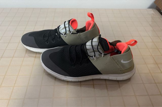 Sneakers Nike nere e verde oliva