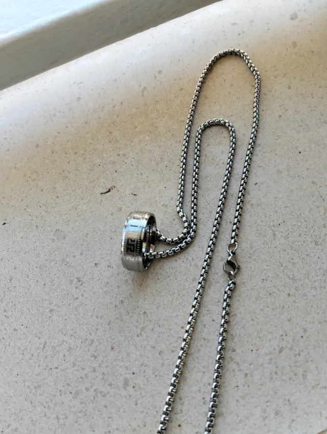 Cadena con Anillo Estilo Griego