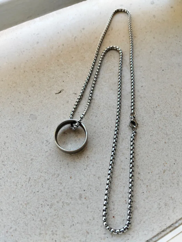 Cadena con Anillo Estilo Griego