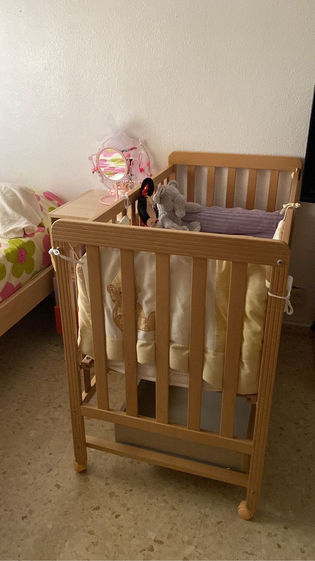 Cuna de madera con lateral extraíble, con cajón