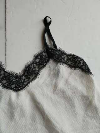 Blusa con encaje negro