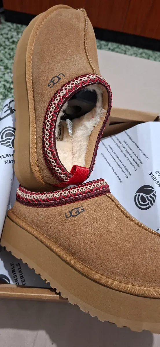 Pantufas UGG Marrons com Enfeite